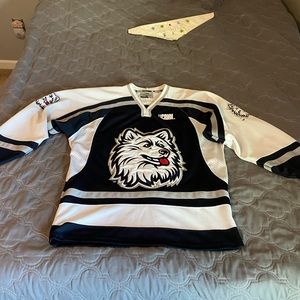 UCONN HUSKIES SPORTS JERSEY